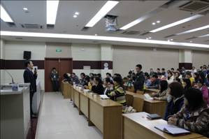新稀寶股份董事長、益謙文化創(chuàng)始人湯傳忠走進高校指導大學生就業(yè)